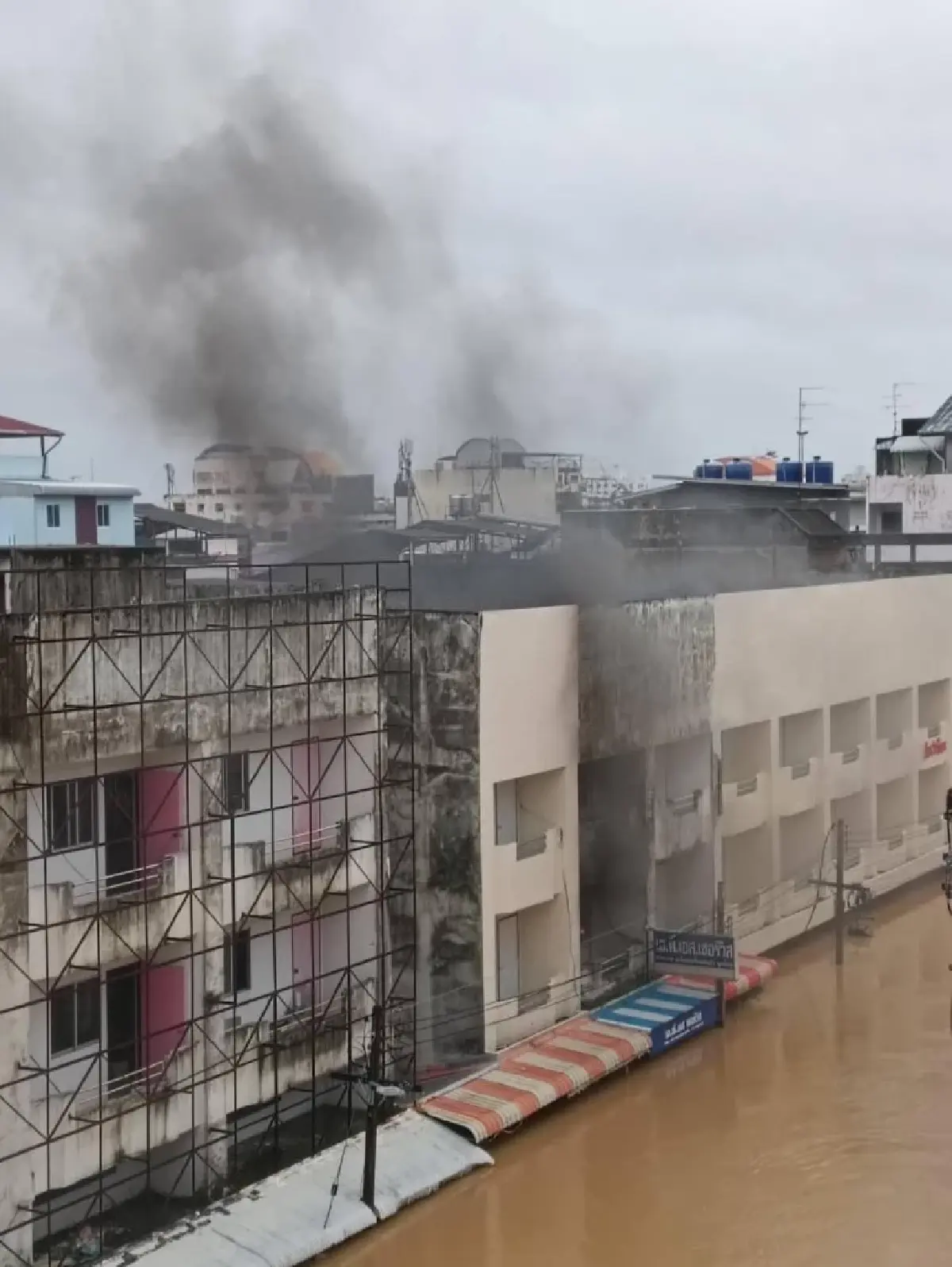 ด่วน หาดใหญ่โกลาหล 'น้ำท่วมชั้นล่าง ไฟไหม้อาคารชั้นบน กลางเมือง