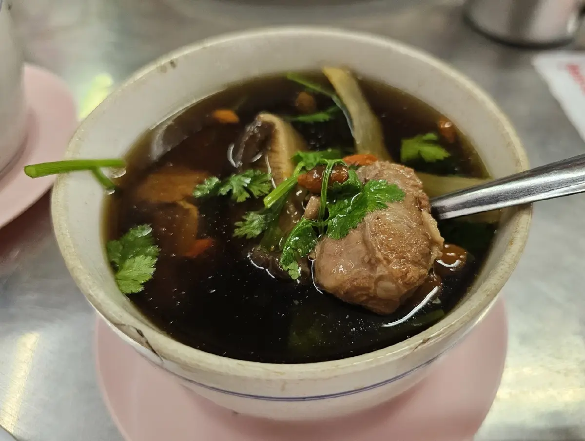 ‘ข้าวหมูแดงเวิ้งนครเขษม’ อร่อย ที่ ‘ซอยกำนันแม้น’ ขายมา 58 ปี