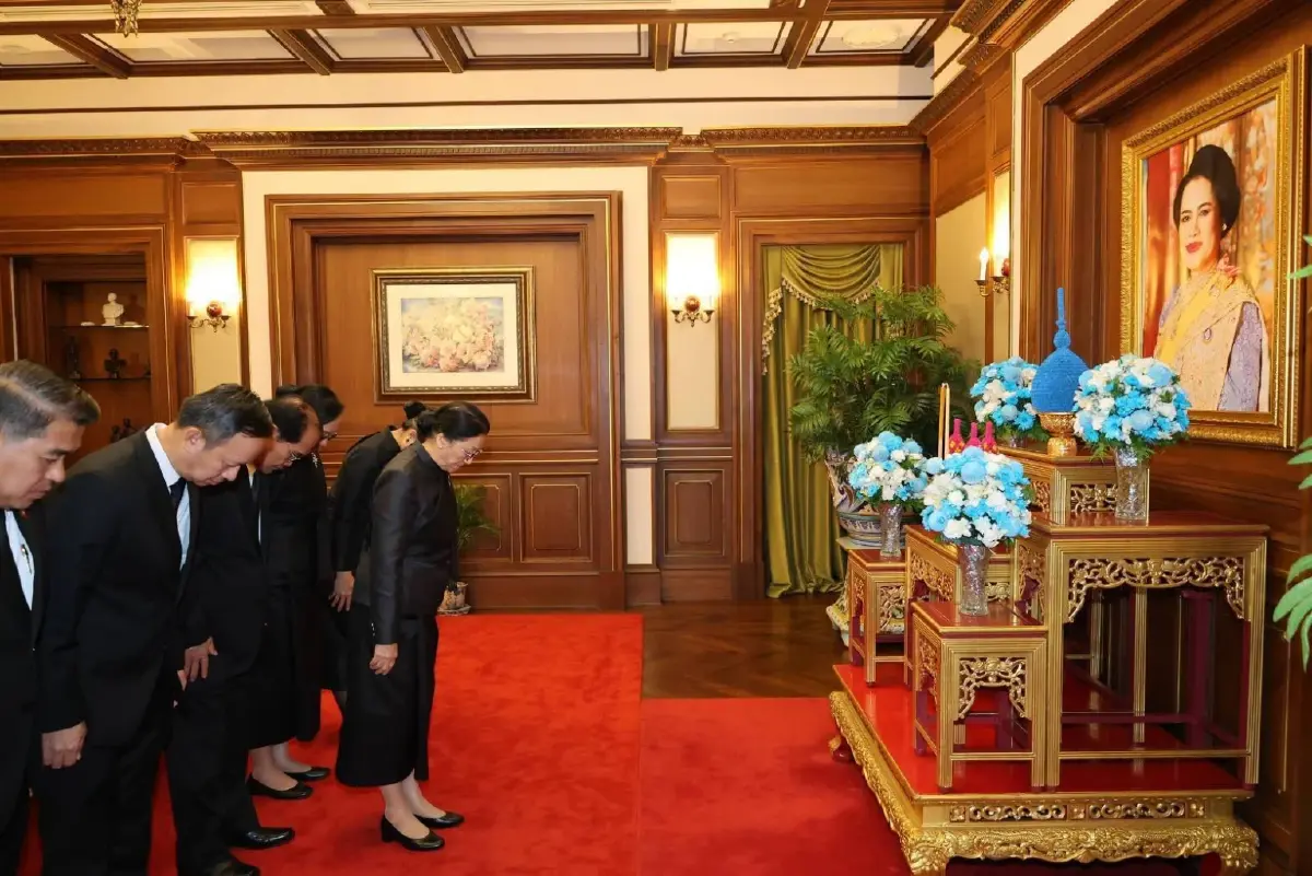 รองประธานประเทศ สปป.ลาว วางพวงมาลาถวายสักการะพระบรมศพ \'พระพันปีหลวง\'