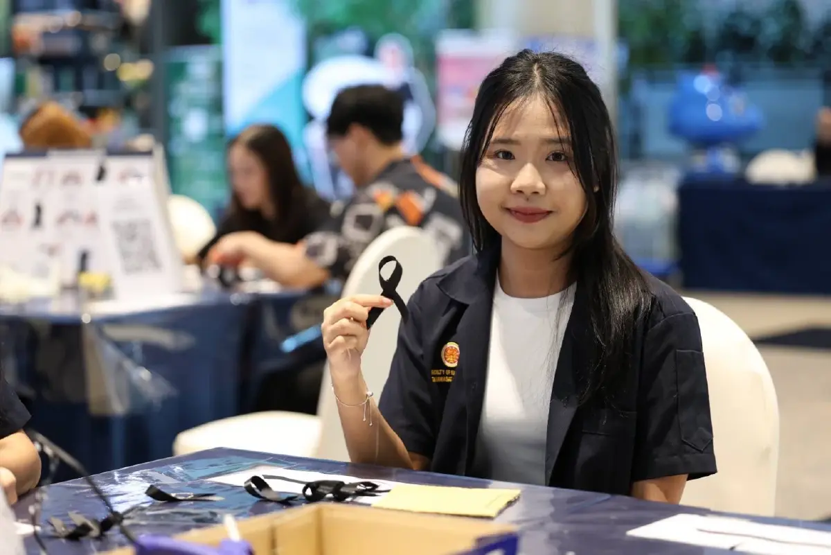 ‘นักศึกษาธรรมศาสตร์’ ทำความดีถวายความอาลัย ‘สมเด็จพระพันปีหลวง’