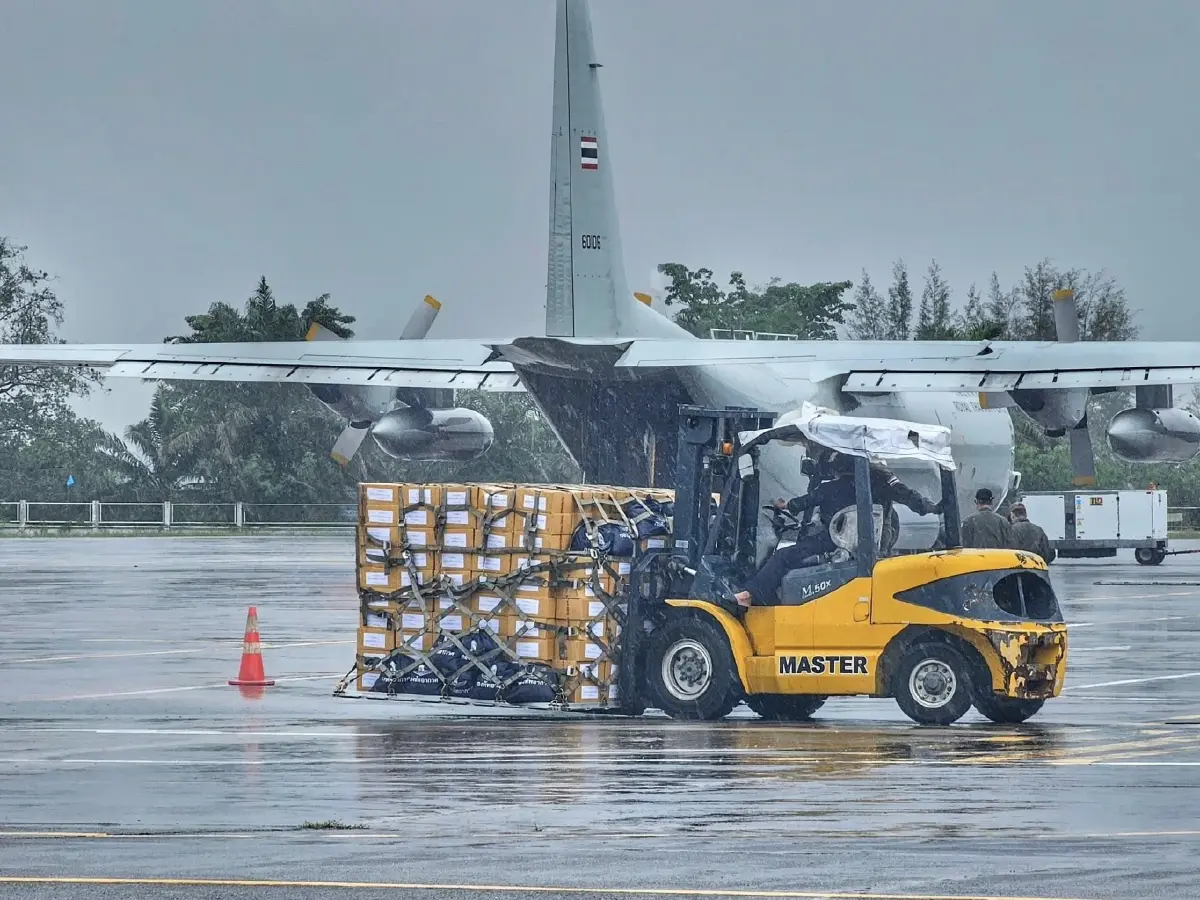 ส่งด่วน! บินลุยฝ่าพายุทะลุฝน ส่งเวชภัณฑ์ลงสู่ภาคใต้เร่งด่วน