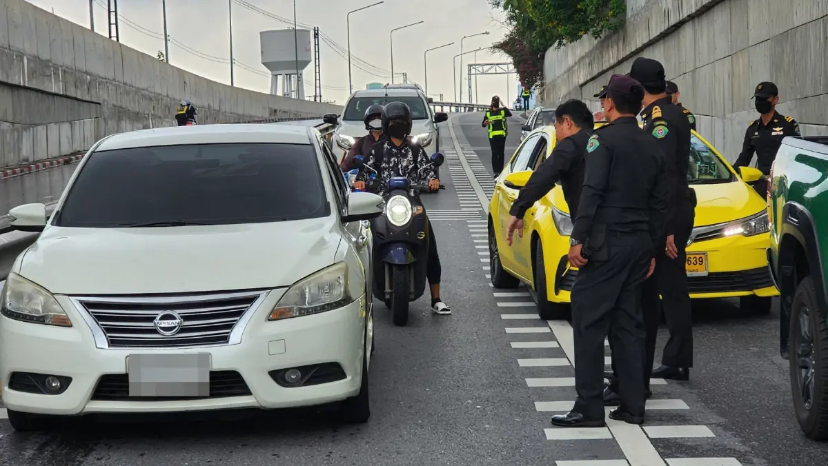 กระทบมาก ปิดถนน อุโมงค์ทางลอด ถนนเลียบทางรถไฟ น้ำท่วมสูงอยู่