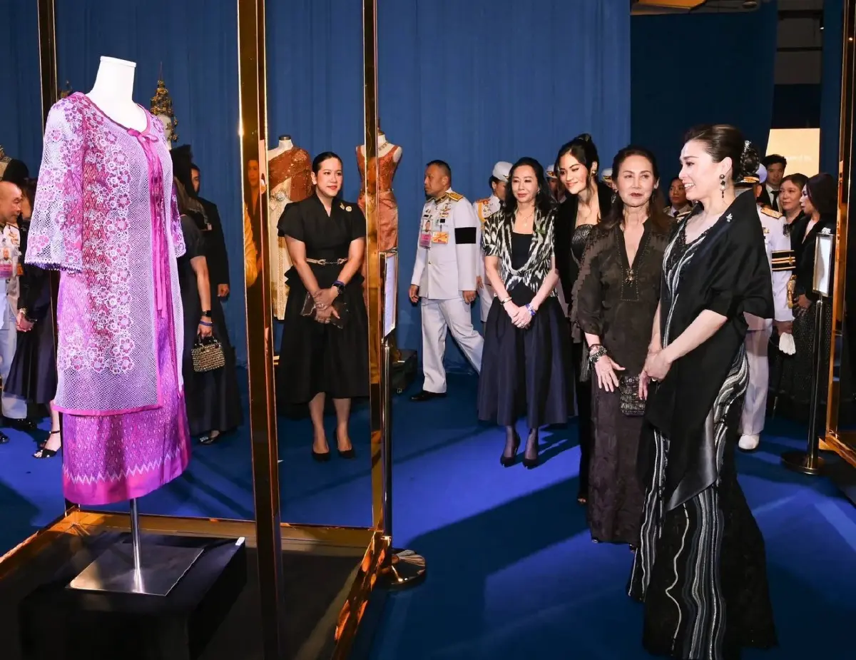 พระราชินี เสด็จฯ ทอดพระเนตรนิทรรศการ-งานแสดงแฟชั่นโชว์ 45 ปี ห้องเสื้อพิจิตรา