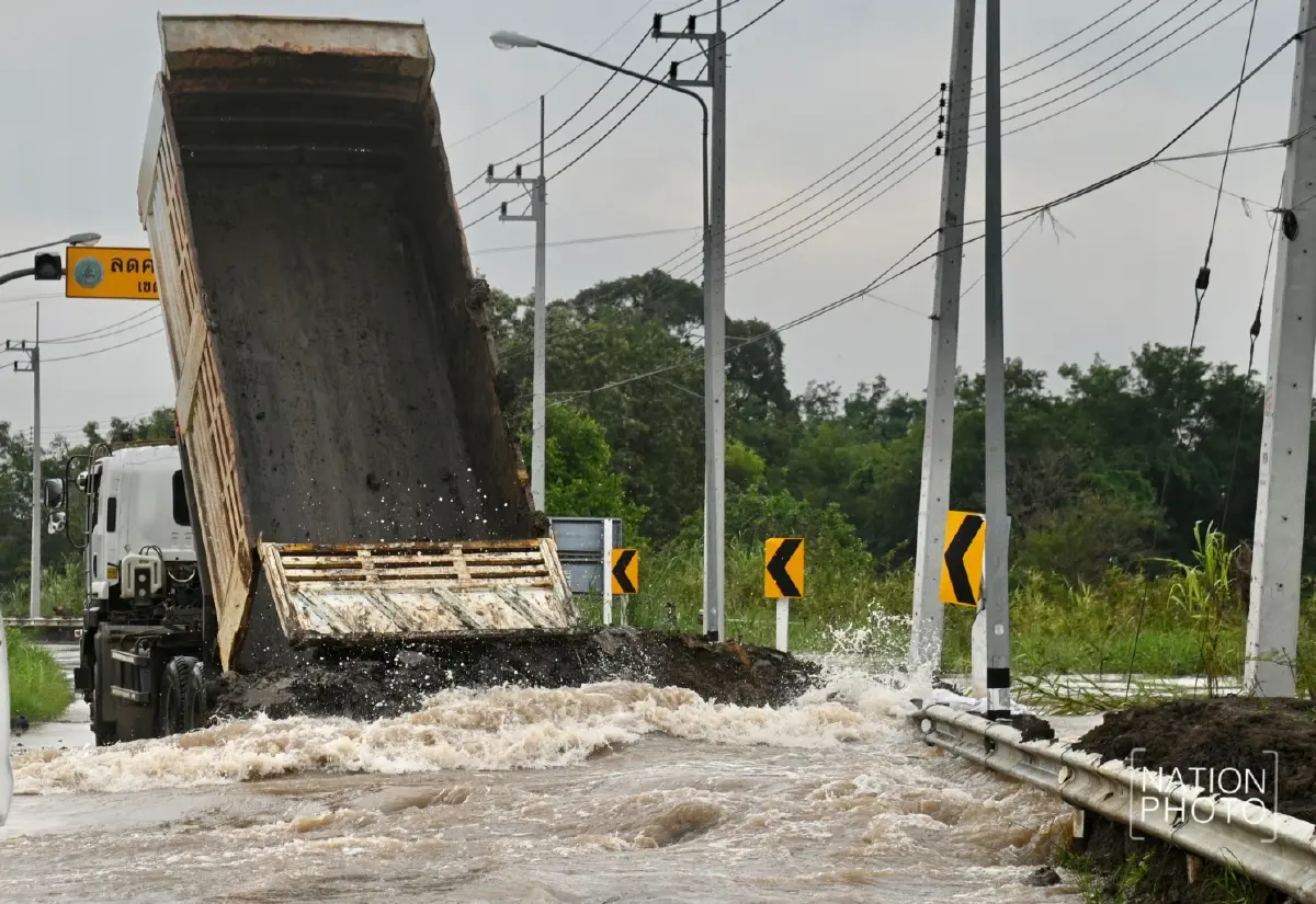 คันกั้นน้ำแตก อยุธยาอ่วม น้ำเจ้าพระยาทะลักท่วม เตือนที่ลุ่มต่ำยกของขึ้นที่สูง