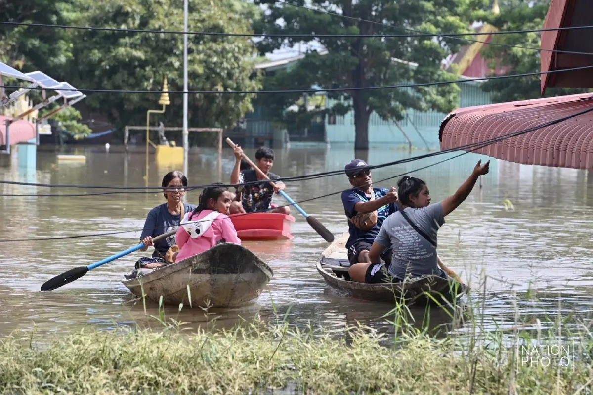 สถานการณ์น้ำท่วมหนัก ชาวอยุธยาพายเรือ รอต้อนรับนายกฯลงพื้นที่
