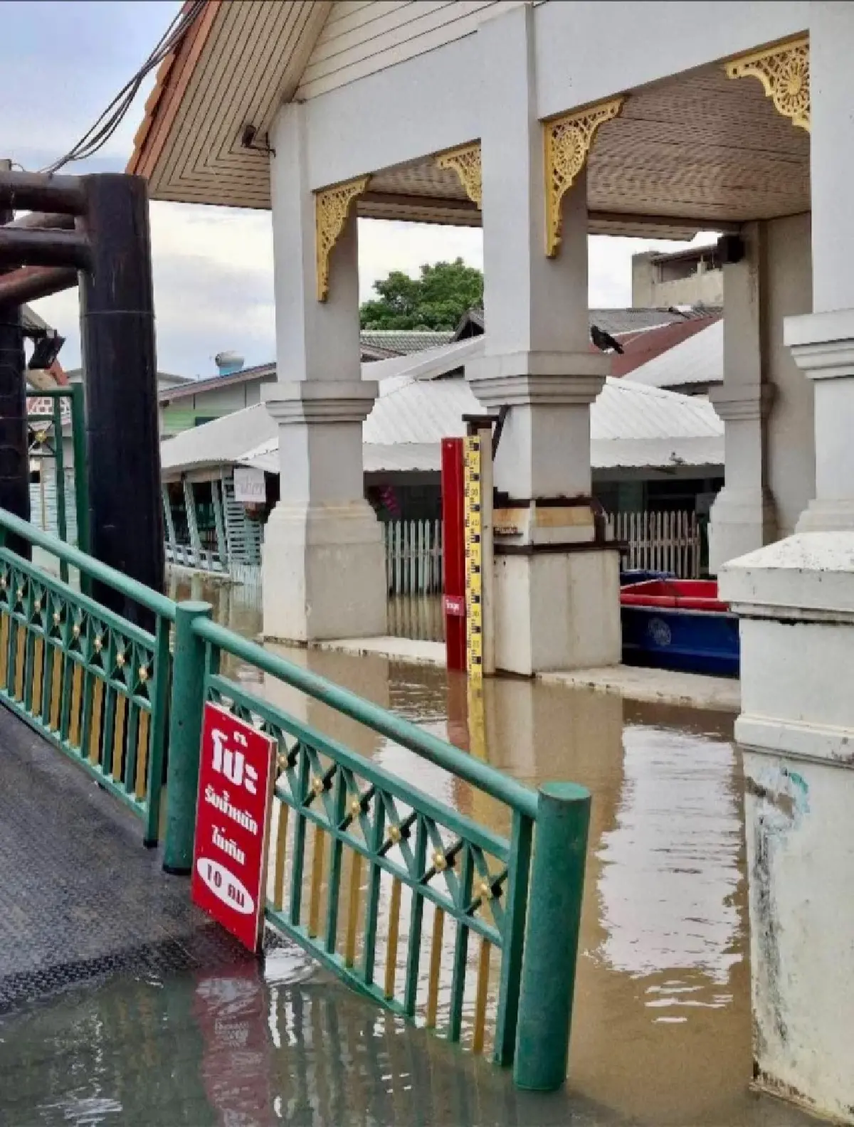 น้ำมาแล้ว ทะลักปากเกร็ด ระดับน้ำเจ้าพระยา 2.37 เมตร วิกฤติสีแดง