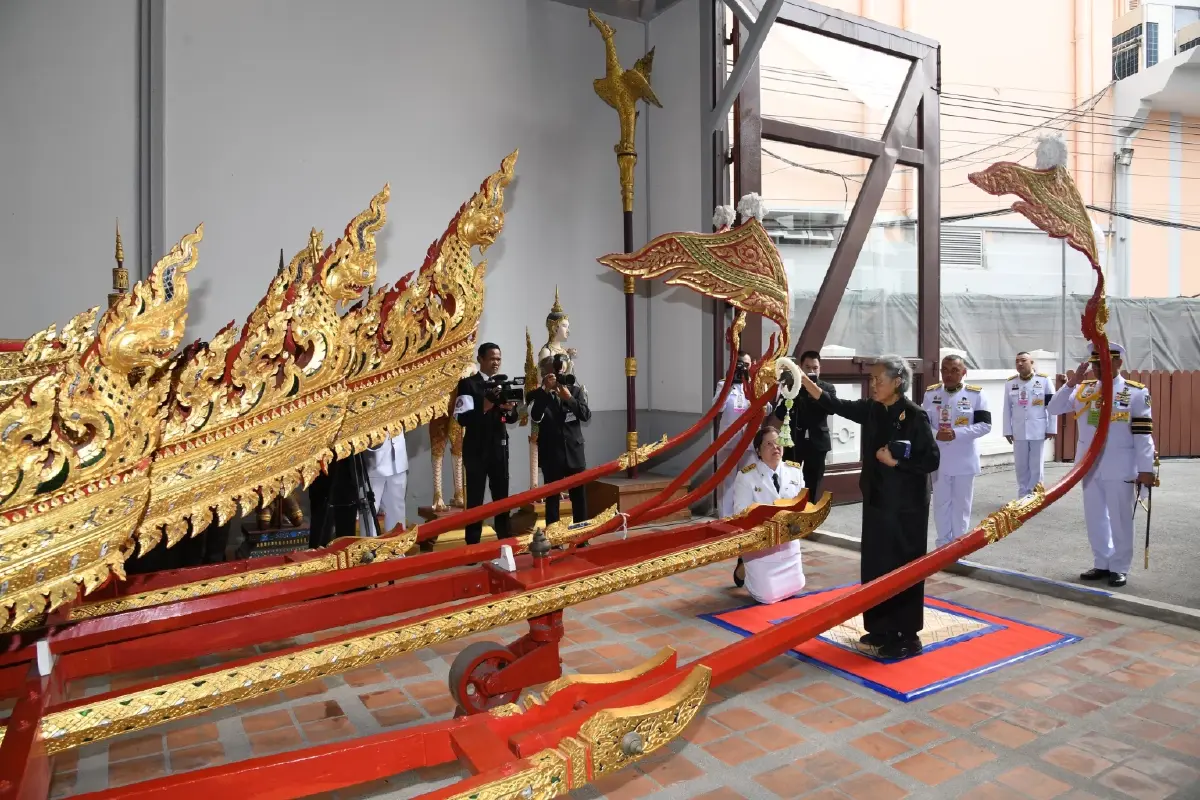 กรมสมเด็จพระเทพรัตนราชสุดาฯ ทรงบวงสรวงราชรถ ในพระราชพิธีถวายพระเพลิงพระบรมศพฯ
