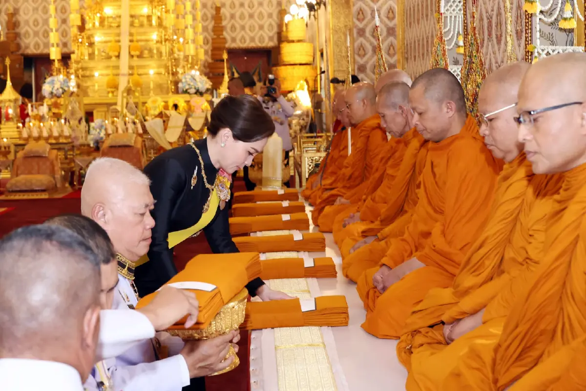 ในหลวง พระราชินี ทรงบำเพ็ญพระราชกุศลปัณรสมวาร 15 วัน ถวายพระบรมศพ พระพันปีหลวง