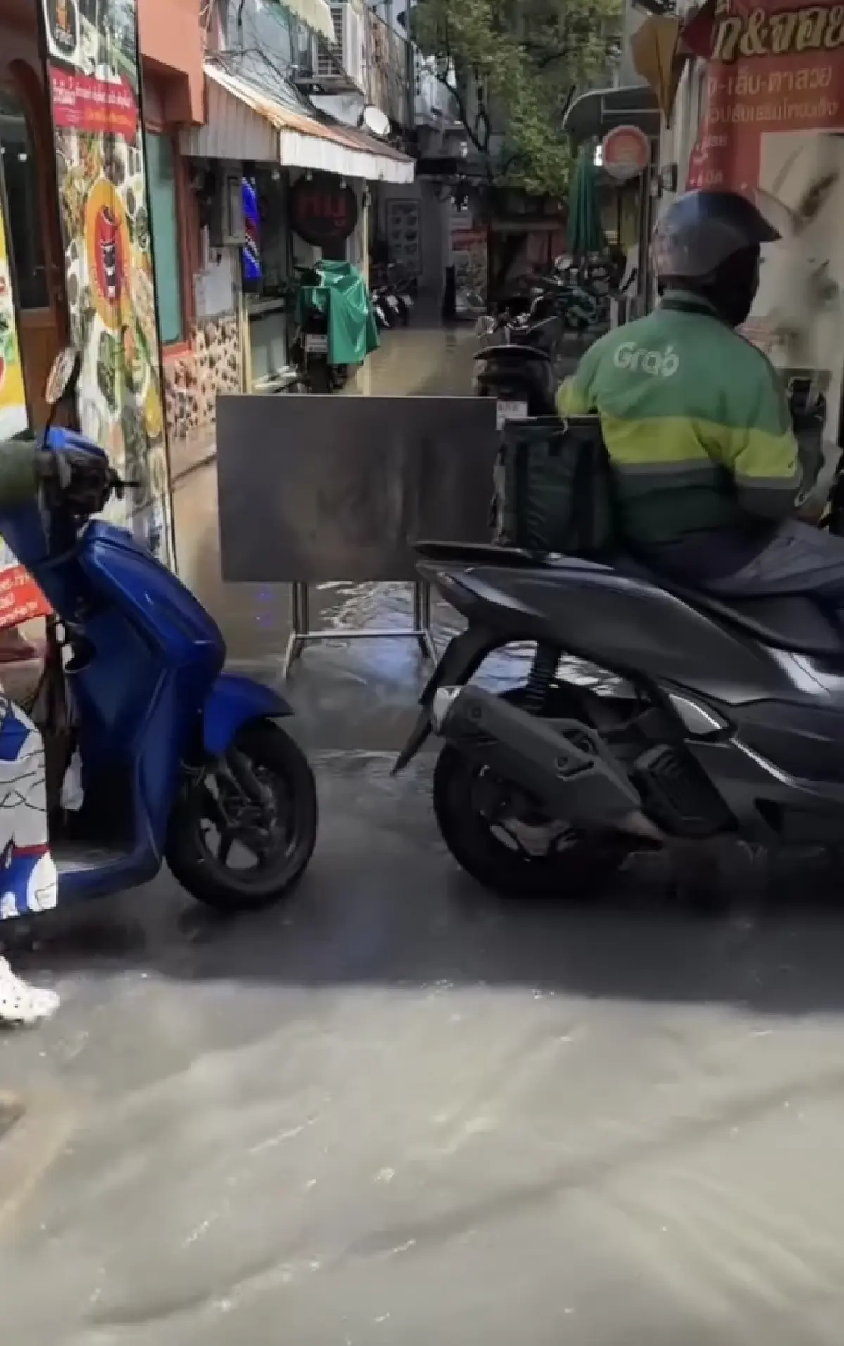 บางกอกน้อย เตือนน้ำท่วมใหญ่ น้ำทะเลหนุนสูง ห้ามย้ายกระสอบทราย