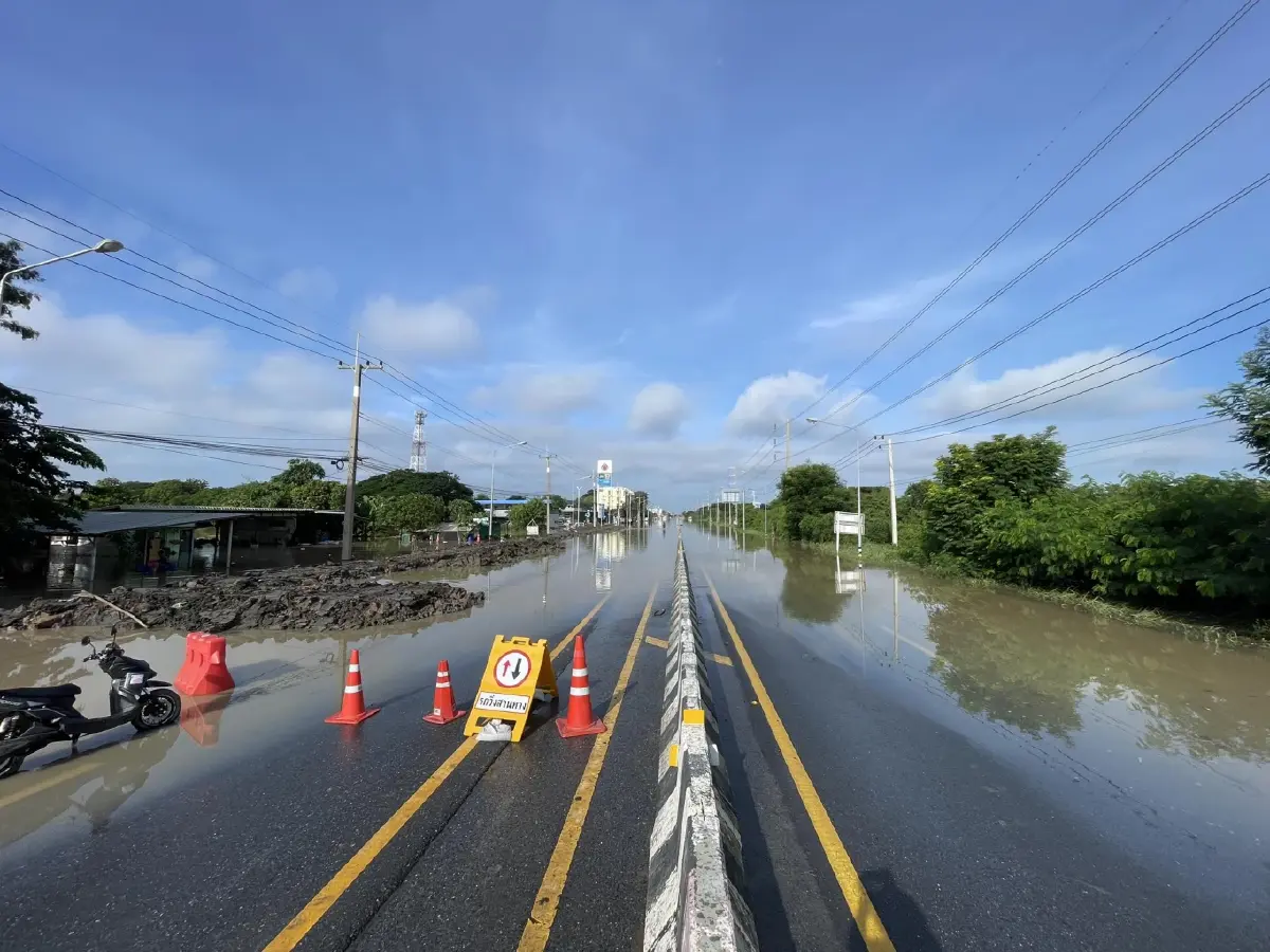 สถานการณ์น้ำท่วมอ่างทอง ปิดถนน ทล.33 ป่าโมก-สุพรรณฯ ท่วมสูง 50 ซม.