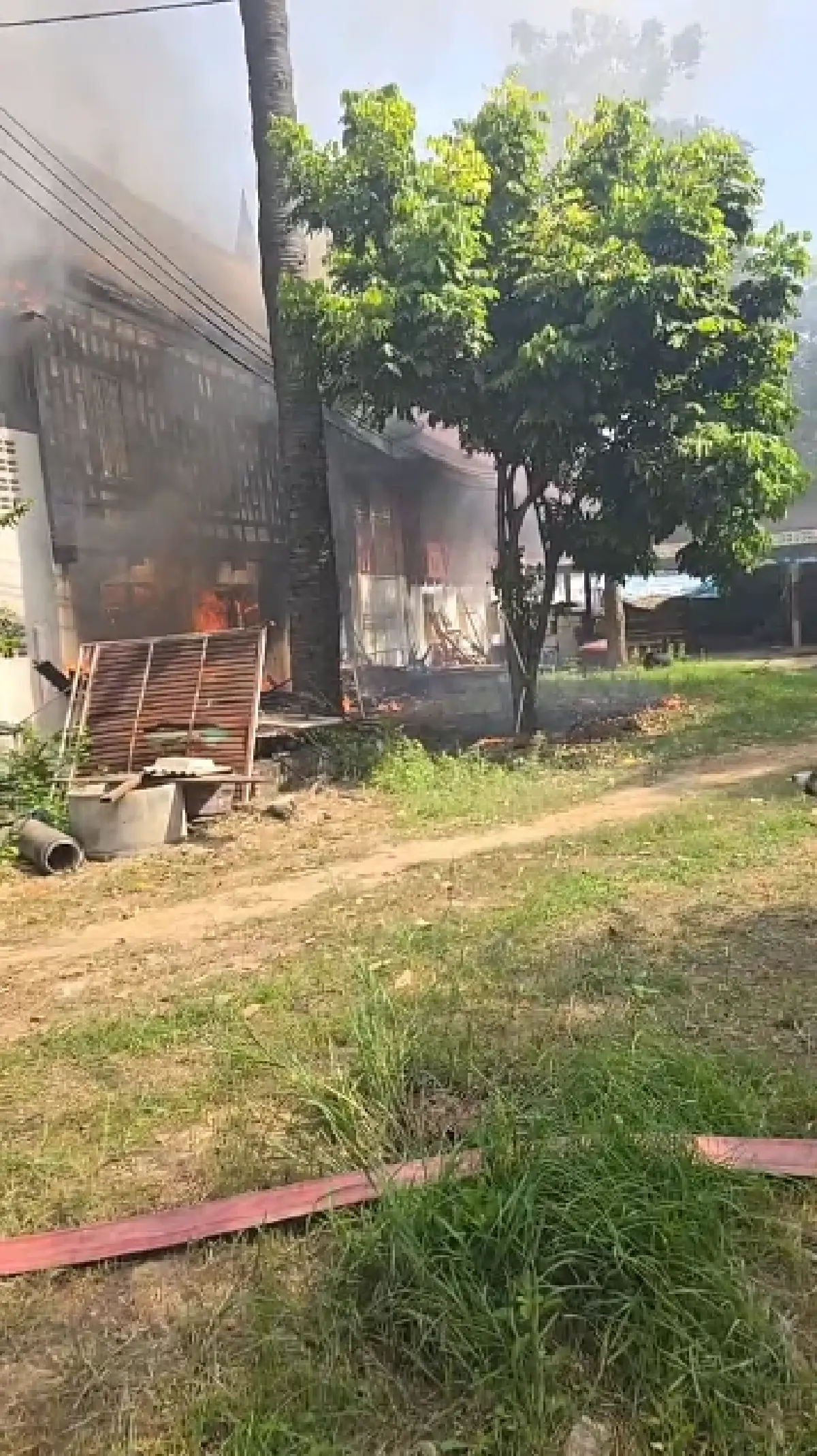 ด่วน! ไฟไหม้วัดดัง เพชรบุรี ต้นเพลิงเป็นกุฏิพระ อาคารไม้ทั้งหลัง