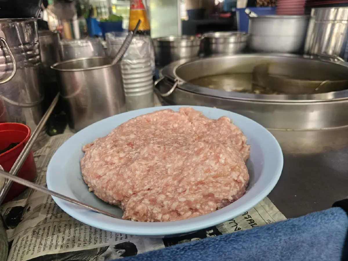 ‘โกบู้รสซิ่ง’ ก๋วยเตี๋ยวต้มยำในตำนาน 50 ปี ซอยนวมินทร์ 8