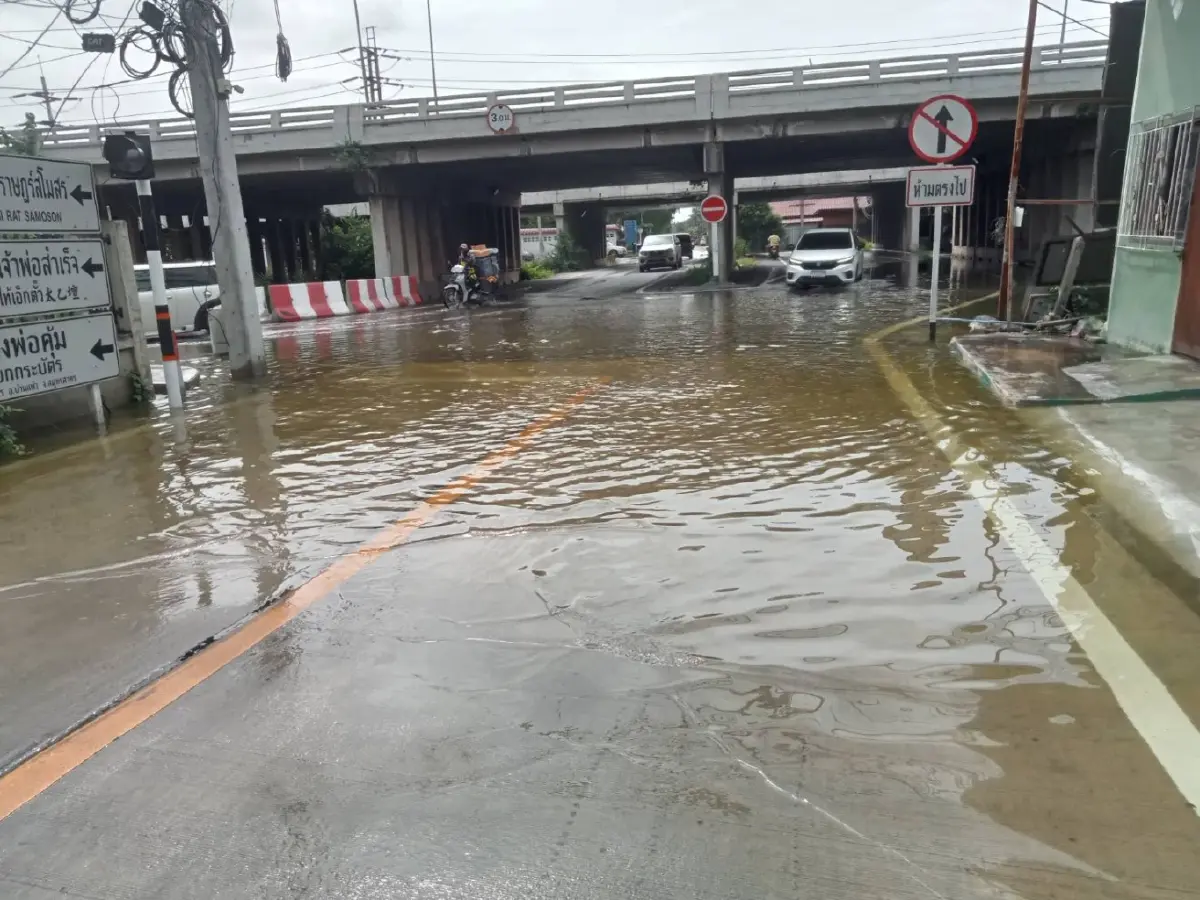 น้ำท่วมแล้ว ถนนพระราม 2 จุดกลับรถใต้สะพาน มหาชัย น้ำทะเลหนุนสูง