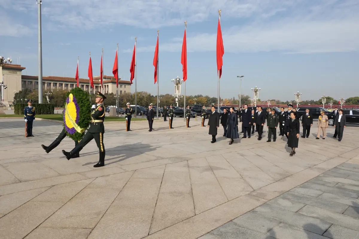 ในหลวง พระราชินี เสด็จฯ ทรงวางพวงมาลา ณ อนุสาวรีย์วีรชน จัตุรัสเทียนอันเหมิน