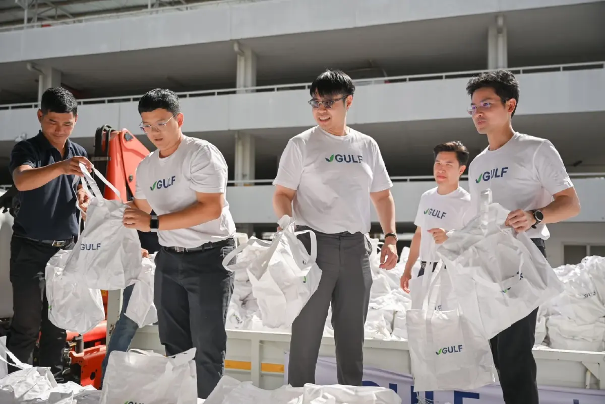 GULF จับมือ กองทัพอากาศ ส่งมอบถุงยังชีพช่วยผู้ประสบภัยน้ำท่วมภาคใต้