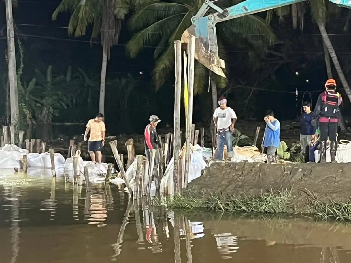 คันกั้นน้ำสิงห์บุรีขาดแล้ว! น้ำทะลัก ต.ต้นโพธิ์ เร่งสกัดมวลน้ำ