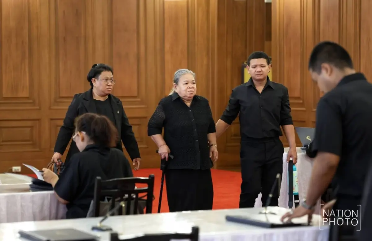 ประชาชน ดาราดัง เข้าถวายสักการะพระฉายาลักษณ์ สมเด็จพระพันปีหลวง