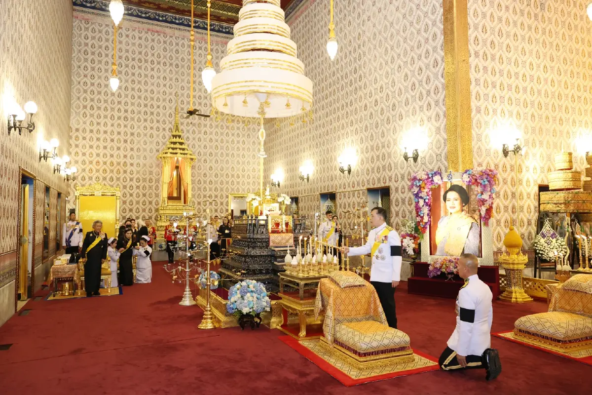 ในหลวง-พระราชินี ทรงบำเพ็ญพระราชกุศลปัณรสมวาร 15 วัน ถวายพระบรมศพ พระพันปีหลวง