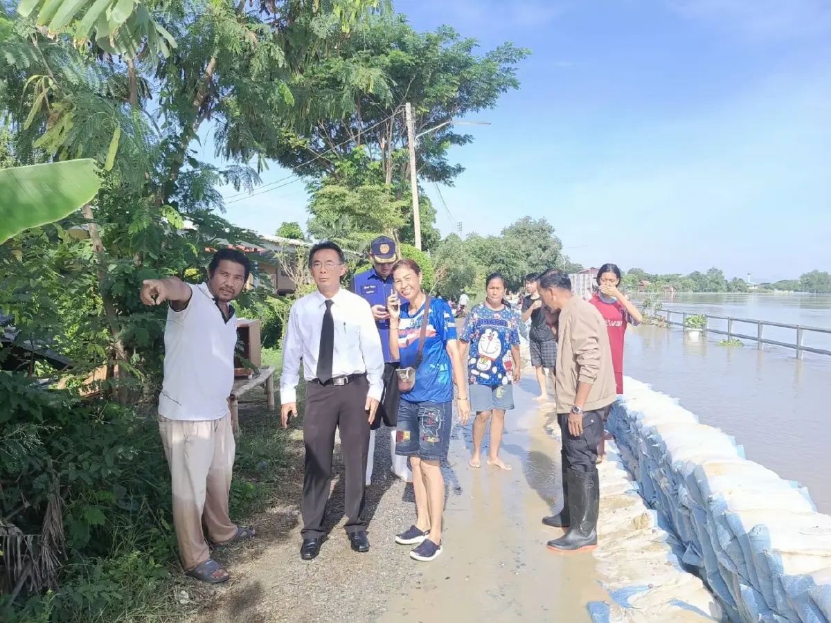 พังแล้ว! คันกั้นน้ำเจ้าพระยา ต.โรงช้าง จ.สิงห์บุรี 300 หลังคาอ่วม