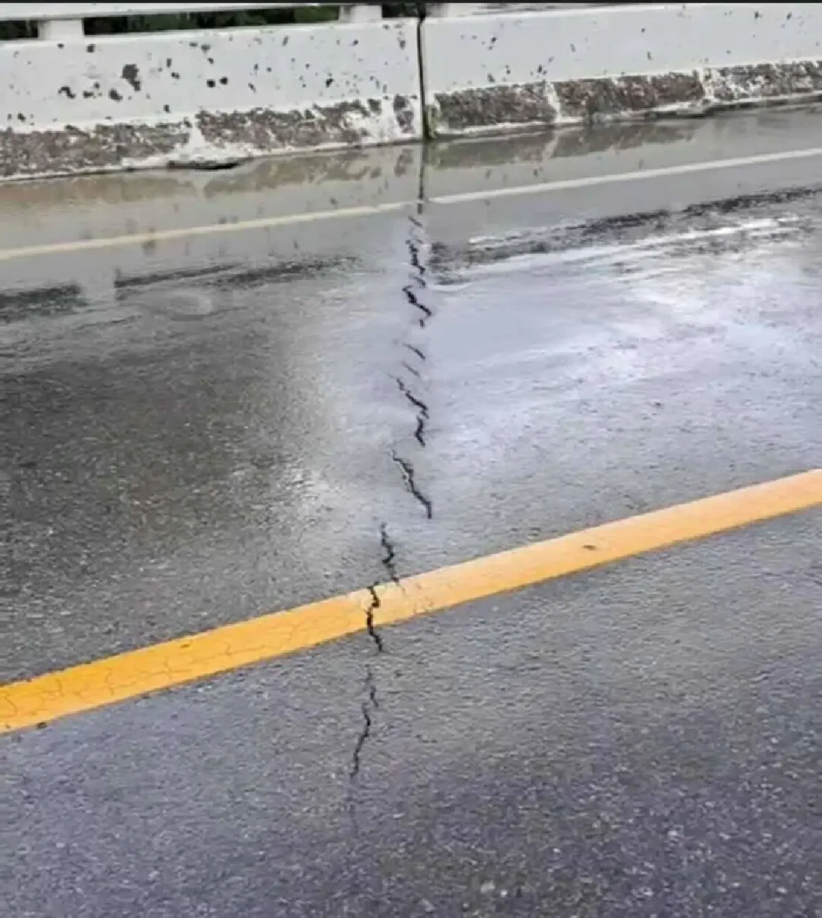 เตือนน้ำท่วมนครสวรรค์ สะพานร้าว เสี่ยงพัง - ยกเลิกลอยกระทง 2568