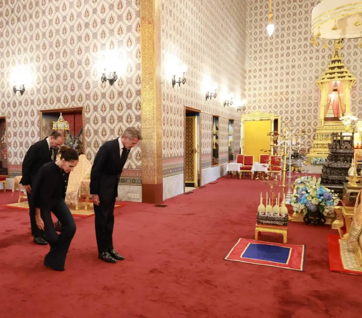 เจ้าชายแห่งเวนิส เสด็จไปทรงวางพวงมาลาถวายราชสักการะพระบรมศพ สมเด็จพระพันปีหลวง