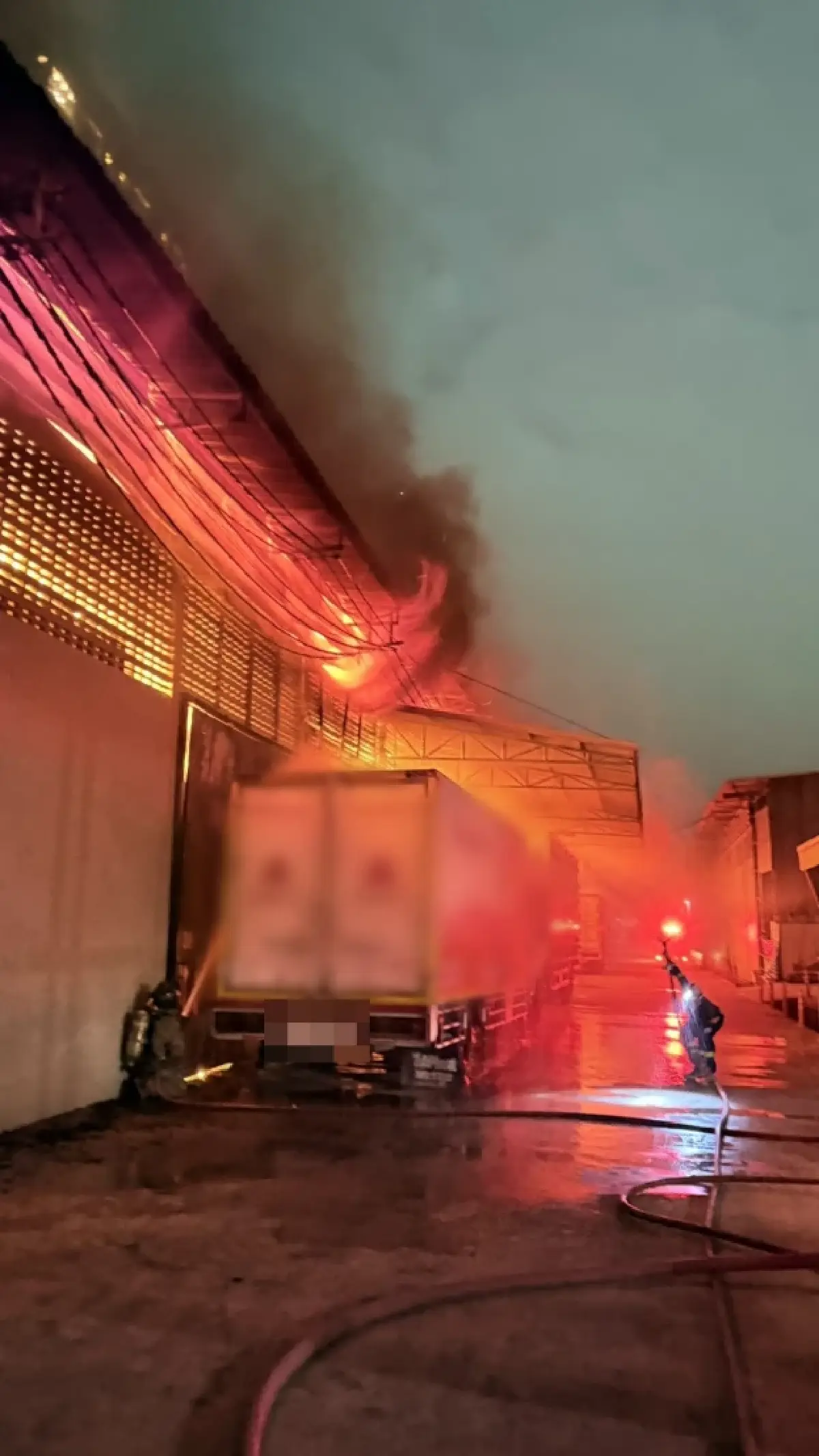 คืบหน้า ไฟไหม้โกดังสินค้า ราษฎร์บูรณะ 29 เกิดหลังคายุบตัวลงมาอีก