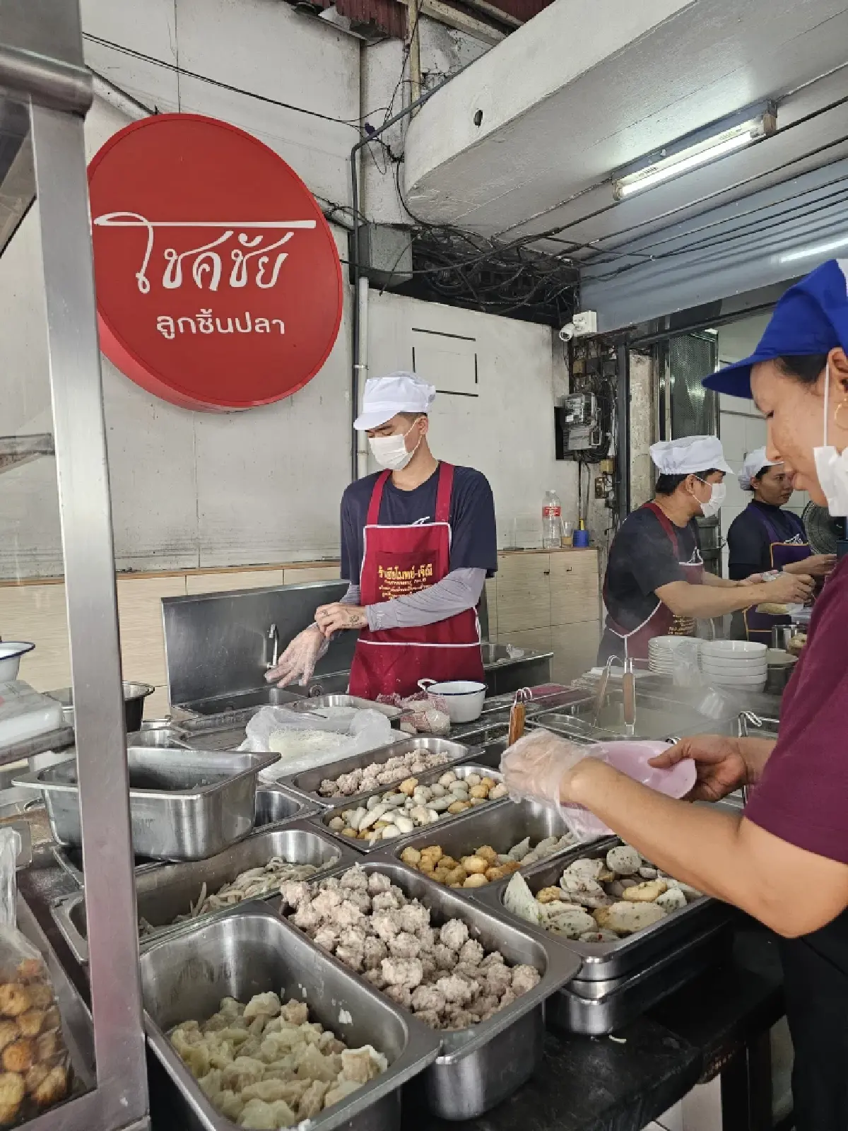 โชคชัยลูกชิ้นปลา (แซว กองบิน) ลูกชิ้นทำเอง รามอินทรา 45