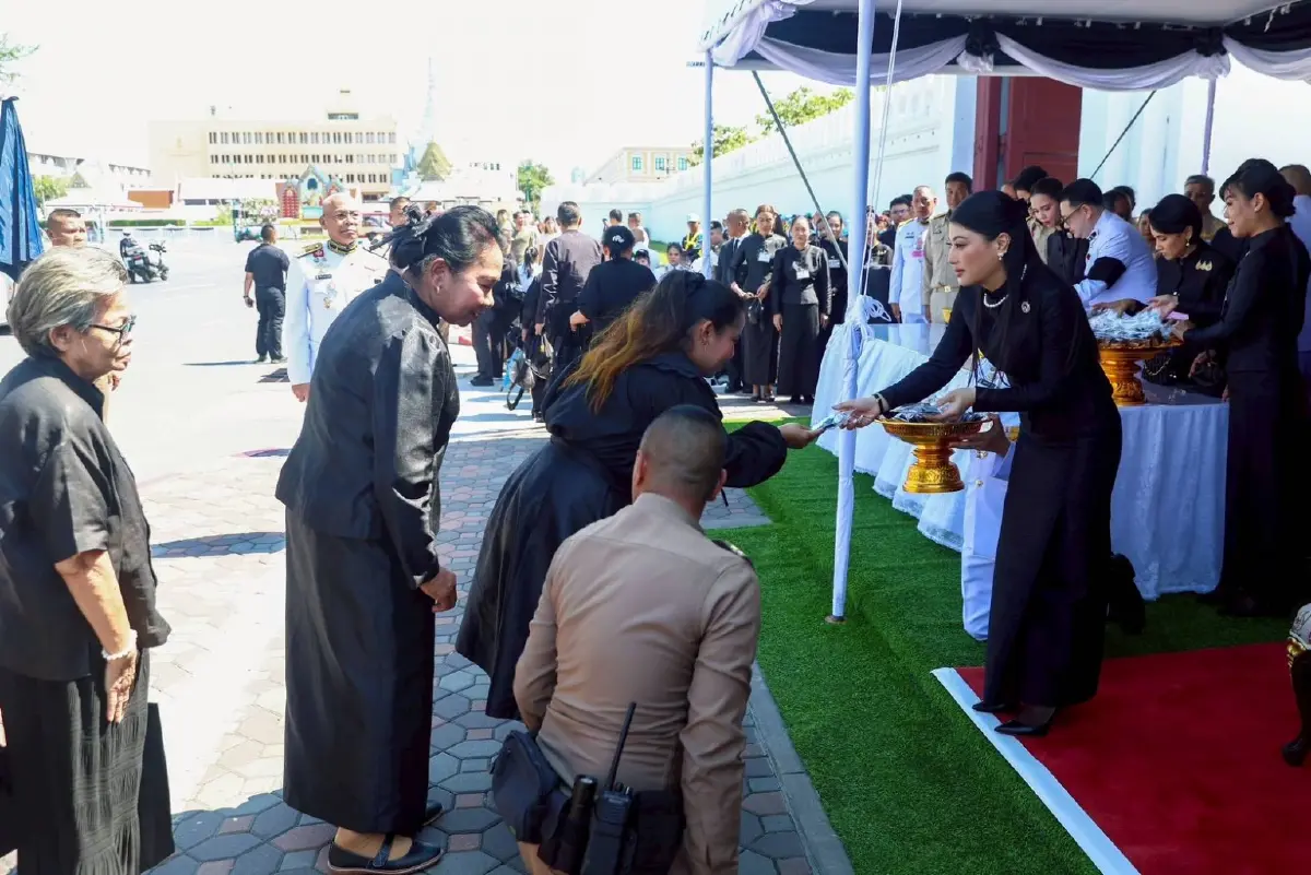 สมเด็จพระเจ้าลูกเธอ เจ้าฟ้าสิริวัณณวรี นารีรัตนราชกัญญา พระราชทานเข็มกลัดริบบิ้นสีดำแก่ประชาชนที่มาเข้ากราบถวายบังคมพระบรมศพ