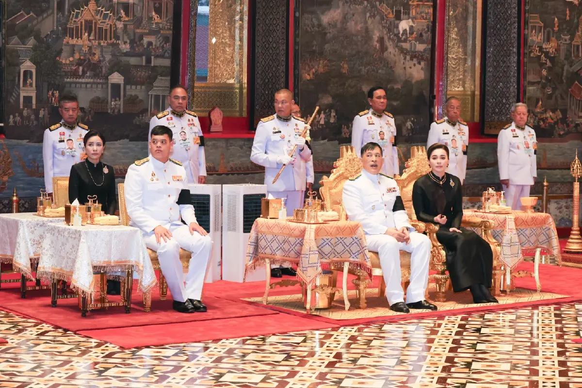 ในหลวง-พระราชินี เสด็จฯ ทรงเปลี่ยนเครื่องทรงฤดูหนาวถวาย 'พระแก้วมรกต'