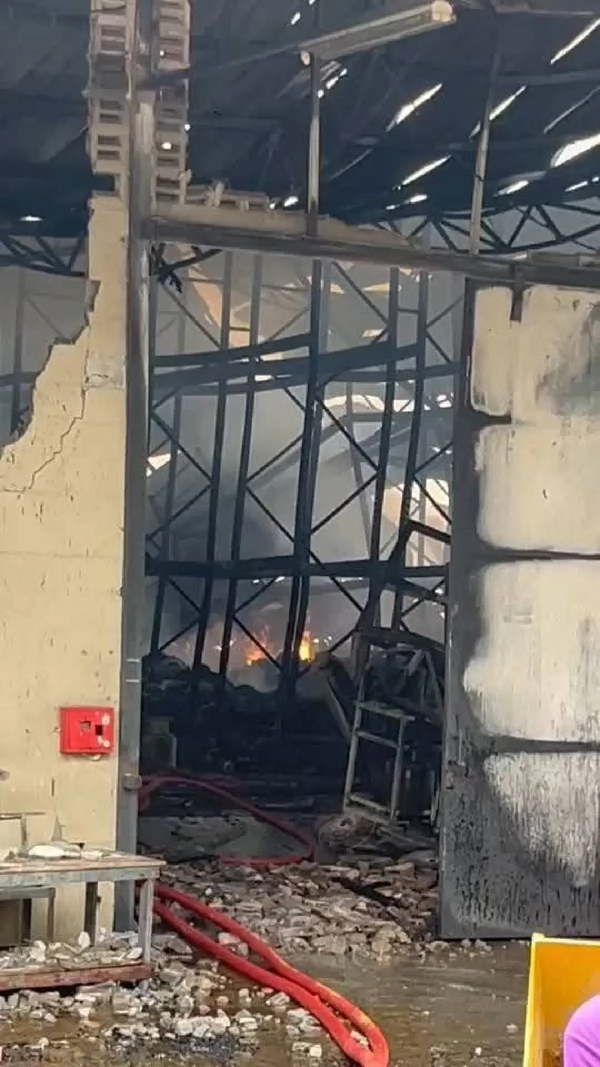 คืบหน้า ไฟไหม้โกดังสินค้า ราษฎร์บูรณะ 29 เกิดหลังคายุบตัวลงมาอีก