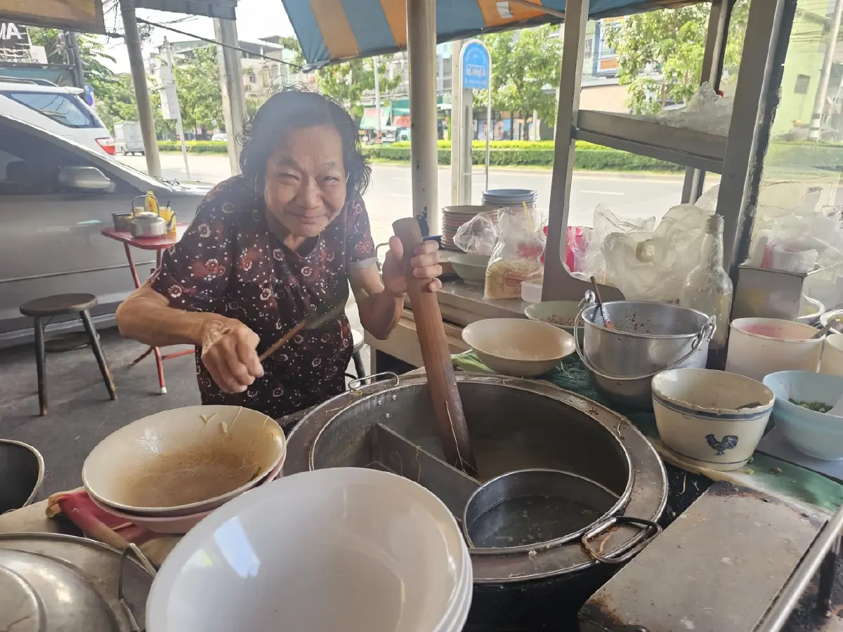 ‘ย่งฮั่วเฮง’ ก๋วยเตี๋ยวลูกชิ้นปลารสเด็ด อร่อย ที่ ถนนเอกชัย 45