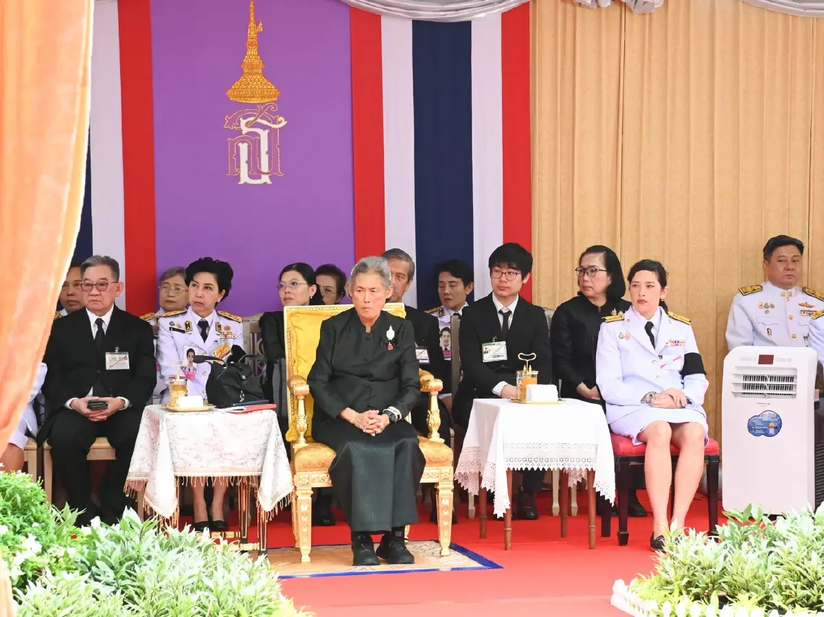 กรมสมเด็จพระเทพรัตนราชสุดาฯ ทรงบวงสรวงราชรถ ในพระราชพิธีถวายพระเพลิงพระบรมศพฯ