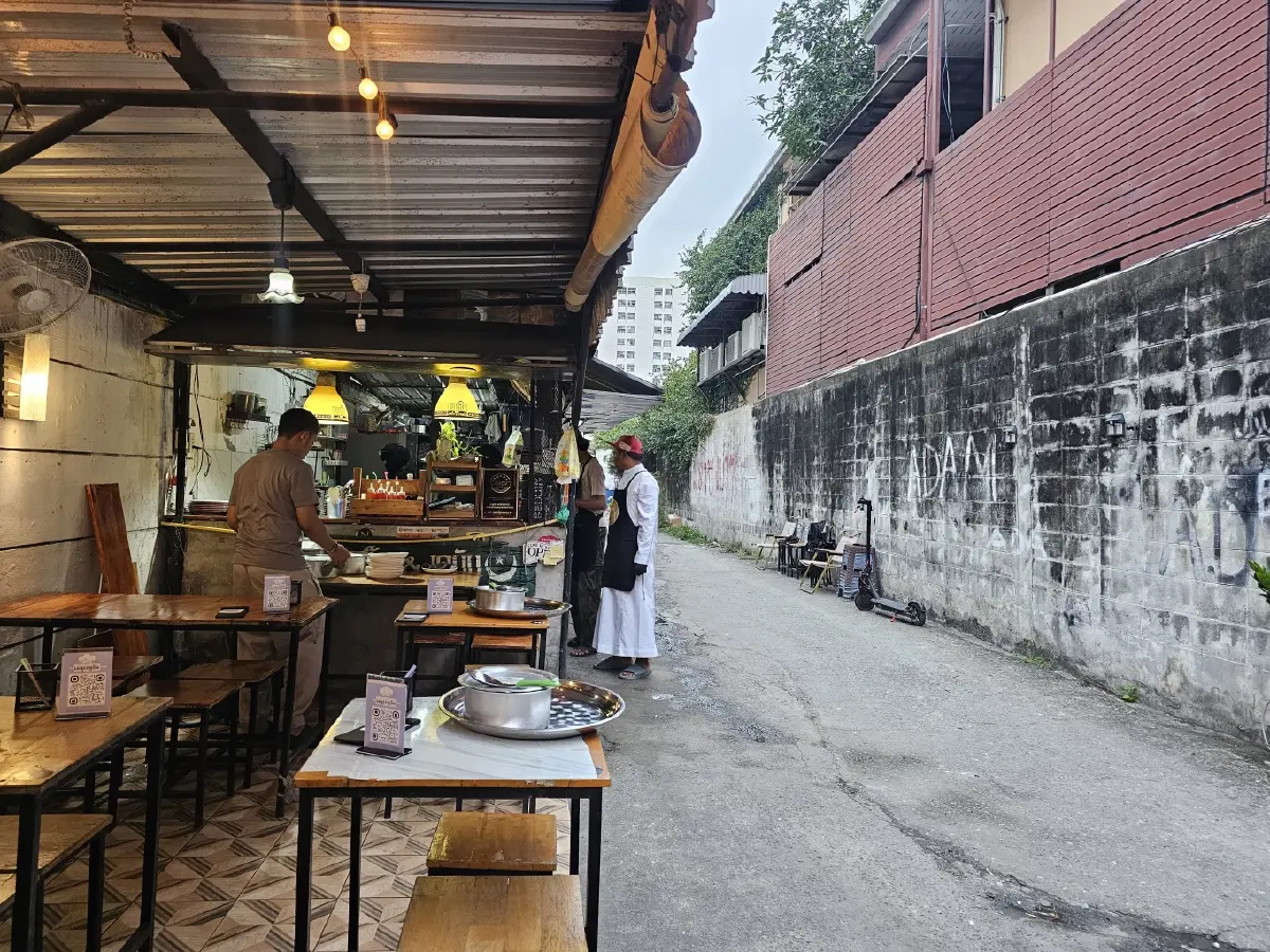 ‘ข้าวหมกอาหรับคว่ำหม้อ’ อร่อย ไร้เทียมทานใน ‘ย่านพัฒนาการ 40’