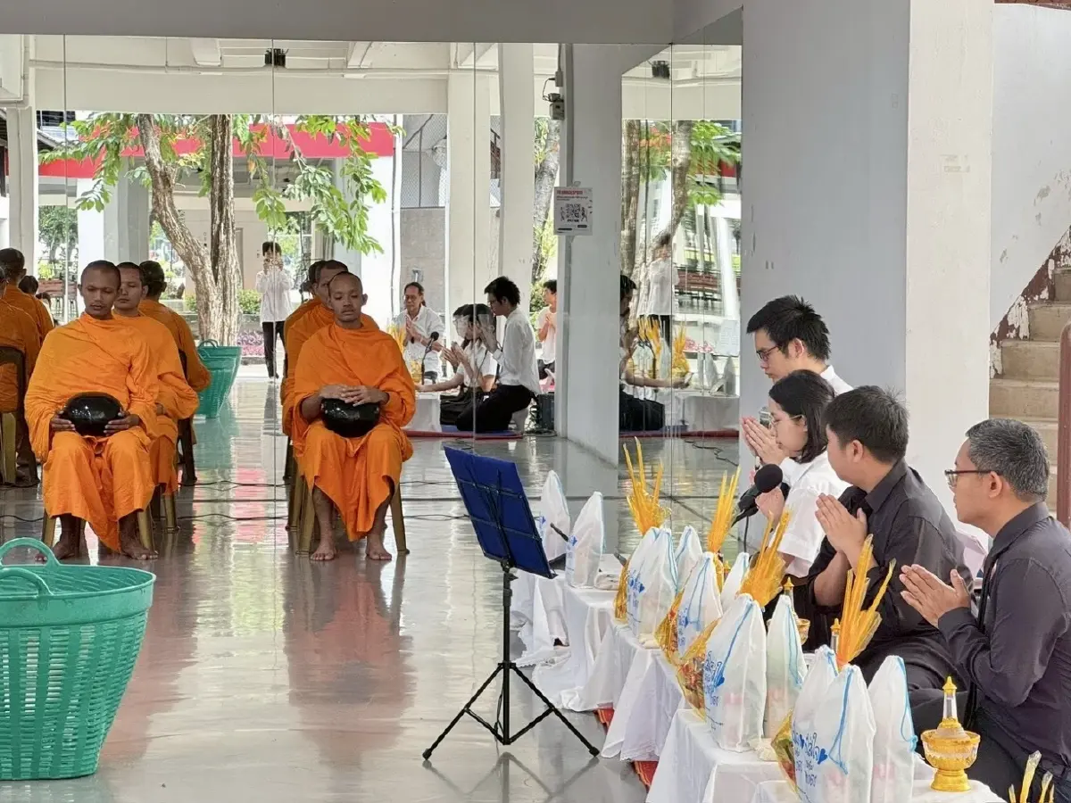 ‘นักศึกษาธรรมศาสตร์’ ทำความดีถวายความอาลัย ‘สมเด็จพระพันปีหลวง’