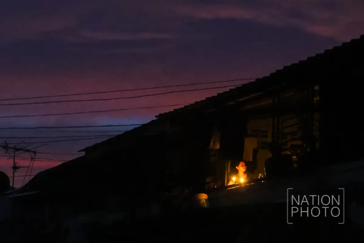 เขต 8 หาดใหญ่ คืนไร้ไฟ จุดเทียนประทังชีวิต เผยยอดเหยื่อน้ำท่วมใต้