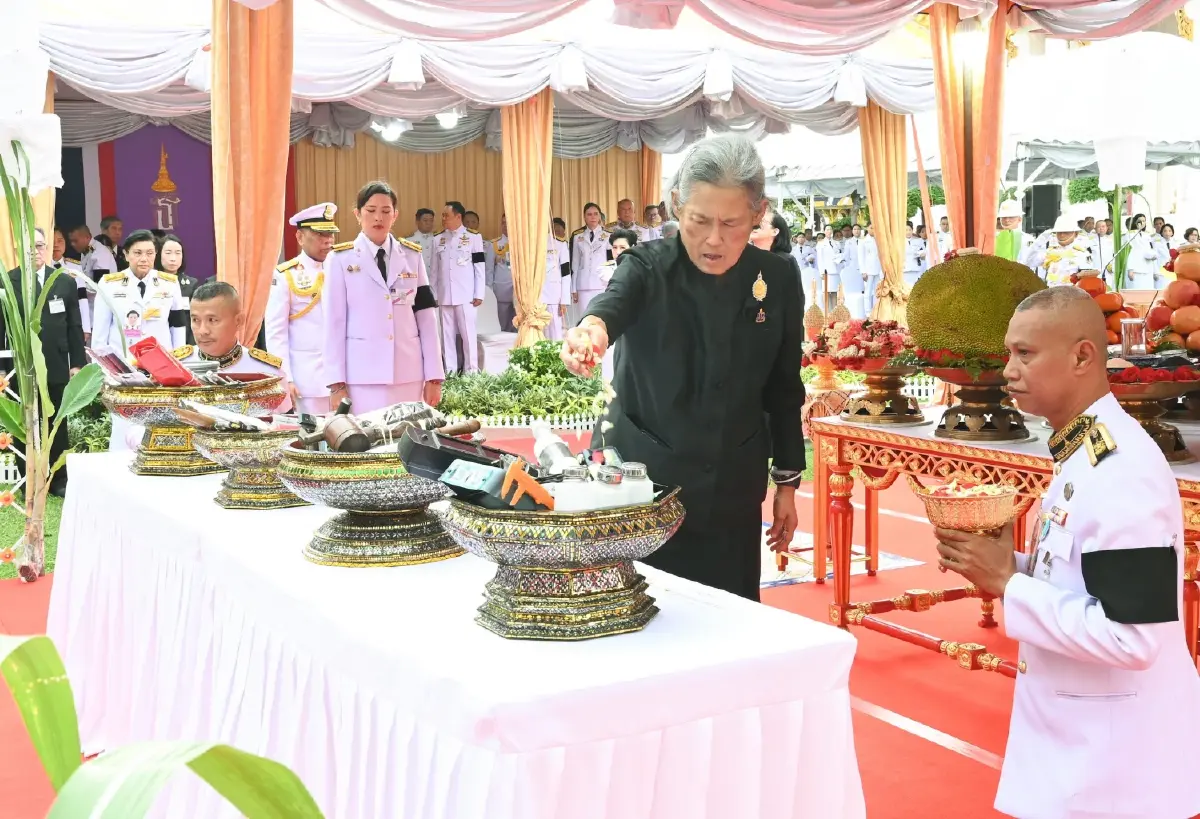 กรมสมเด็จพระเทพรัตนราชสุดาฯ ทรงบวงสรวงราชรถ ในพระราชพิธีถวายพระเพลิงพระบรมศพฯ