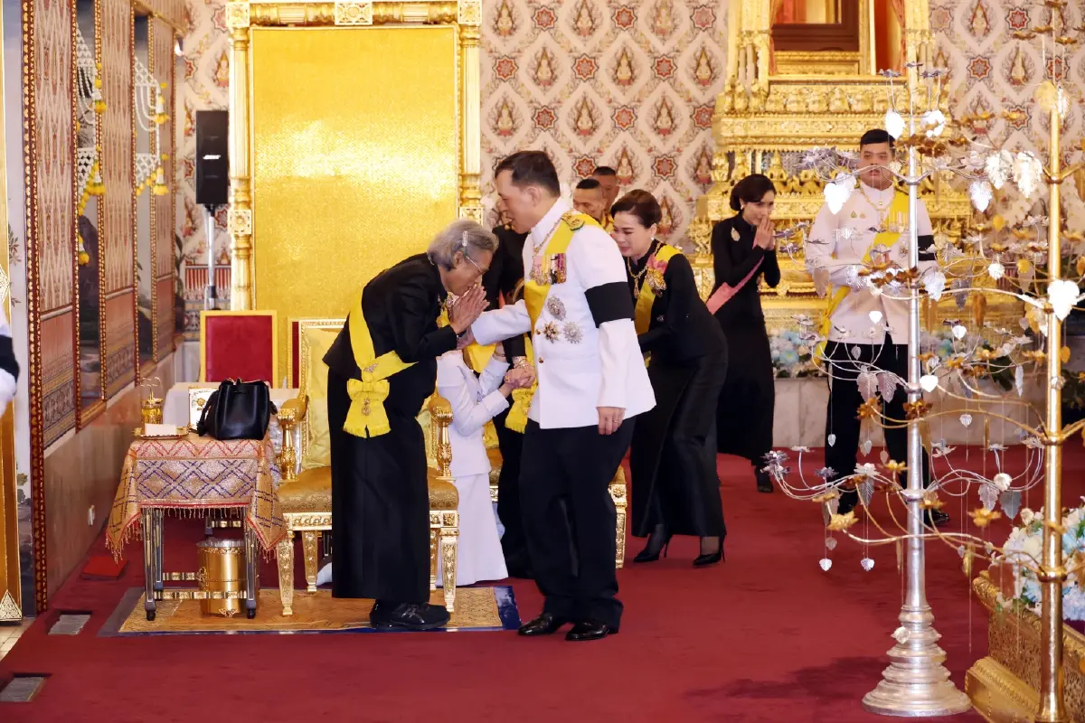 ในหลวง พระราชินี ทรงบำเพ็ญพระราชกุศลปัณรสมวาร 15 วัน ถวายพระบรมศพ พระพันปีหลวง