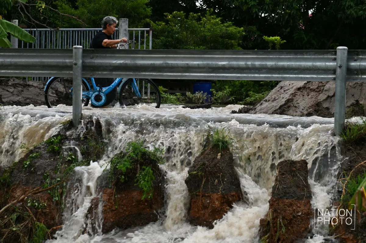 คันกั้นน้ำแตก อยุธยาอ่วม น้ำเจ้าพระยาทะลักท่วม เตือนที่ลุ่มต่ำยกของขึ้นที่สูง