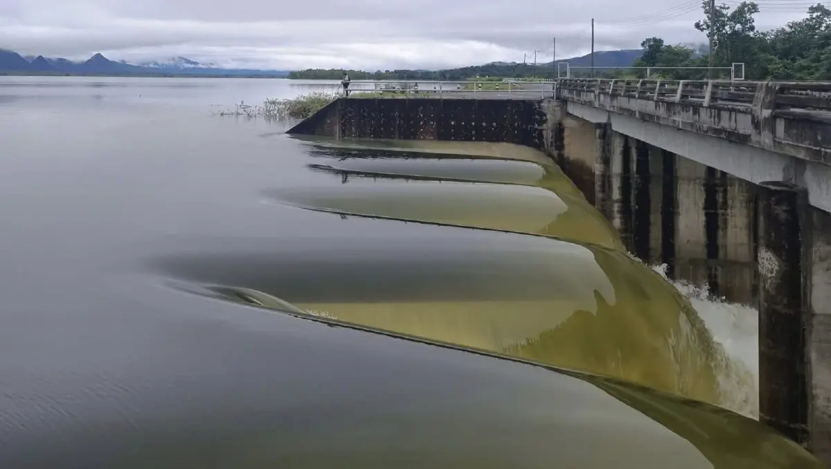 ฝนถล่มสุโขทัย ทำน้ำล้นสปิลเวย์อ่างเก็บน้ำ เฝ้าระวังเข้มข้น