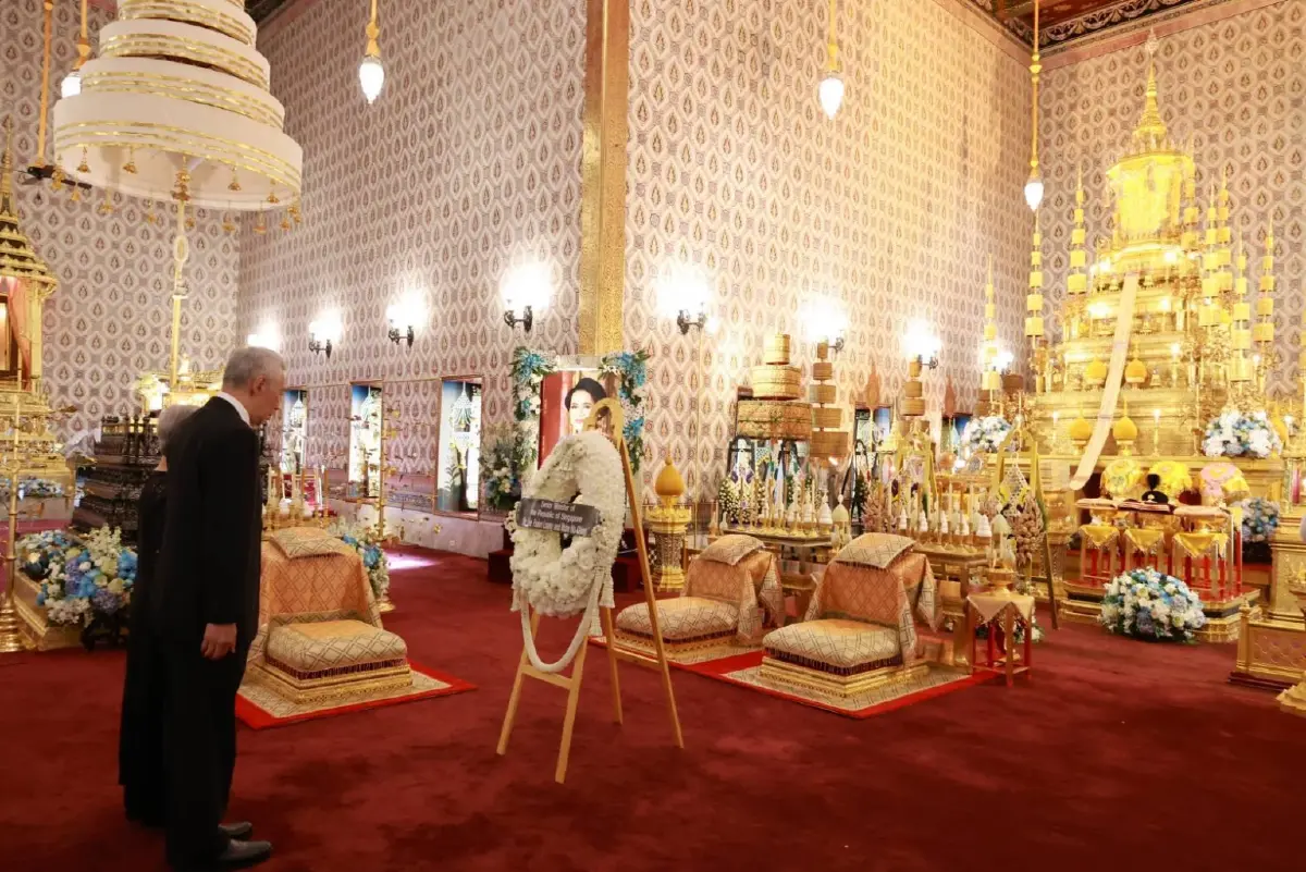 อดีตนายกฯ สิงคโปร์ วางพวงมาลาถวายสักการะพระบรมศพ \'พระพันปีหลวง\'