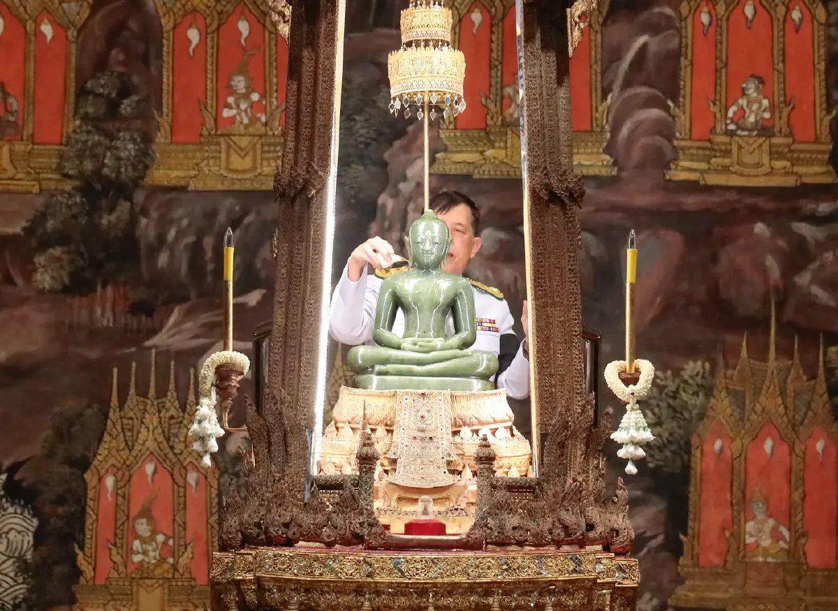 ในหลวง-พระราชินี เสด็จฯ ทรงเปลี่ยนเครื่องทรงฤดูหนาวถวาย 'พระแก้วมรกต'