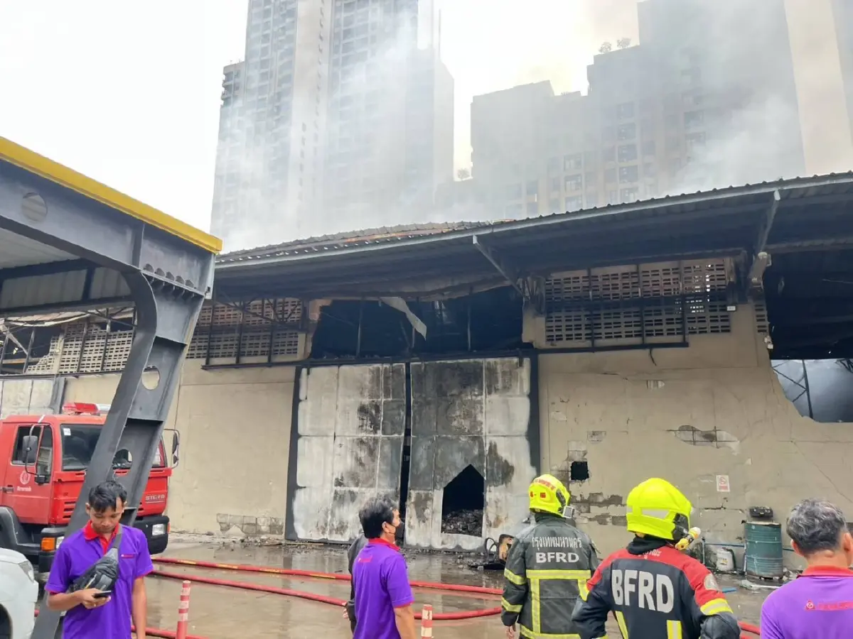 คืบหน้า ไฟไหม้โกดังสินค้า ราษฎร์บูรณะ 29 เกิดหลังคายุบตัวลงมาอีก