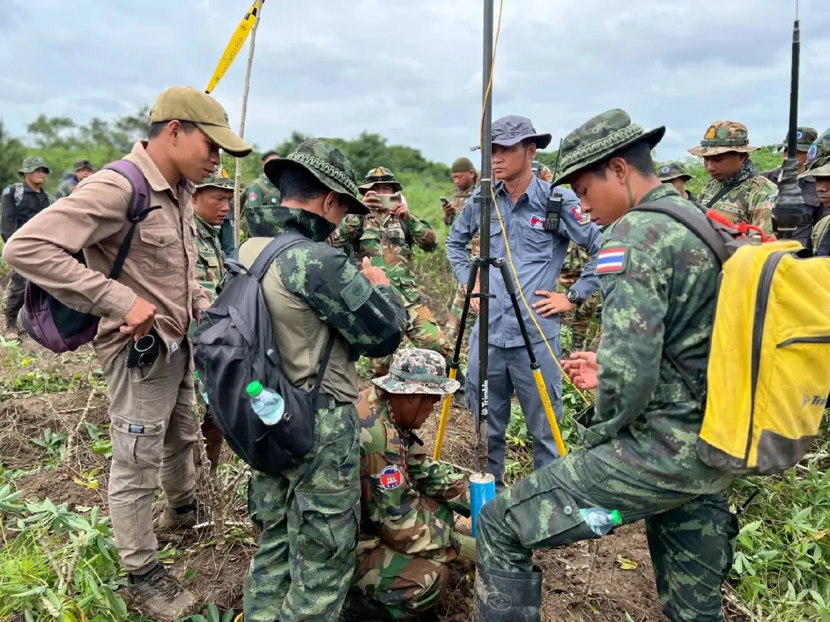 'ไทย–กัมพูชา' ปักหมุดชั่วคราว อ.โป่งน้ำร้อน เสร็จแล้ว เตรียมสร้างรั้วต่อไป