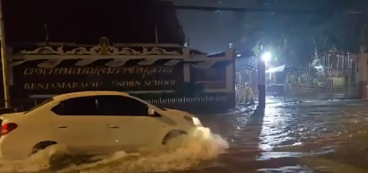 นนทบุรีน้ำท่วมสูง โรงเรียนดัง ประกาศหยุดเรียน ให้เรียนออนไลน์