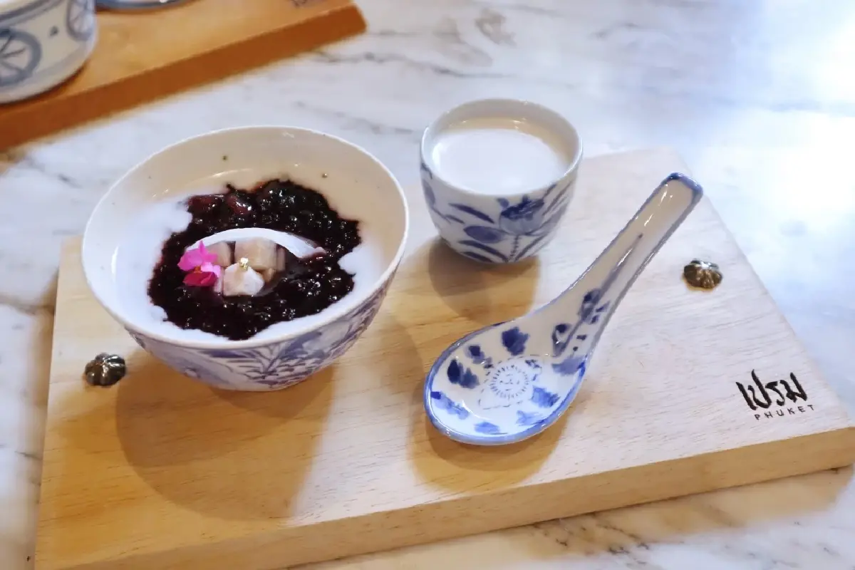 ‘เปรม’ คาเฟ่ขนมไทยในบ้านคหบดีอายุ 80 ปี ย่านเมืองเก่า ‘ภูเก็ต’