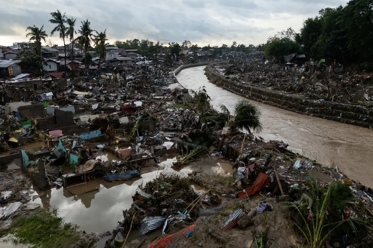 เปิดภาพความเสียหาย ‘ไต้ฝุ่นคัลแมกี’ ถล่มฟิลิปปินส์ จ่อเข้าเวียดนามต่อคืนนี้