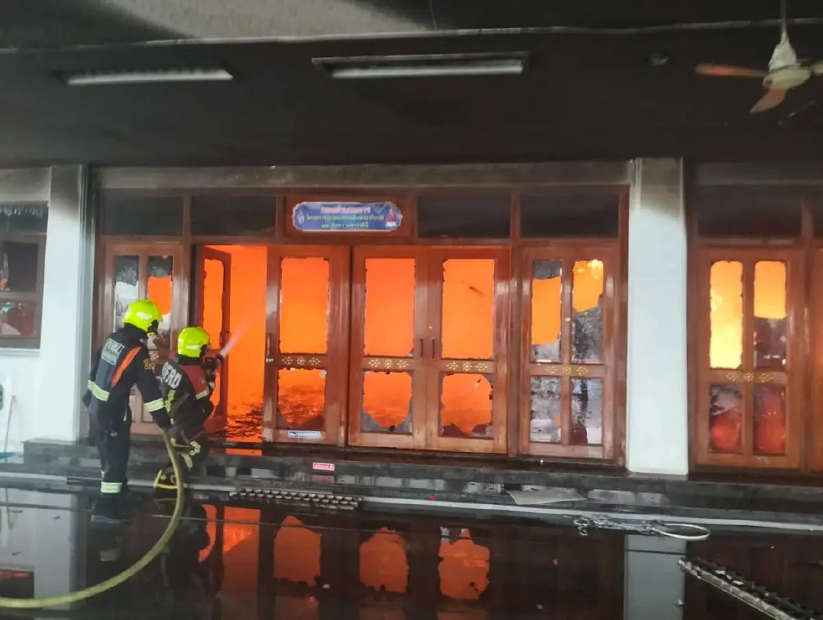 ด่วน! ไฟไหม้วัดดังกรุงเทพฯ ระทึกกลางวัน จนท.เร่งฉีดน้ำดับเพลิง