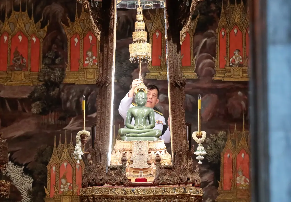 ในหลวง-พระราชินี เสด็จฯ ทรงเปลี่ยนเครื่องทรงฤดูหนาวถวาย 'พระแก้วมรกต'