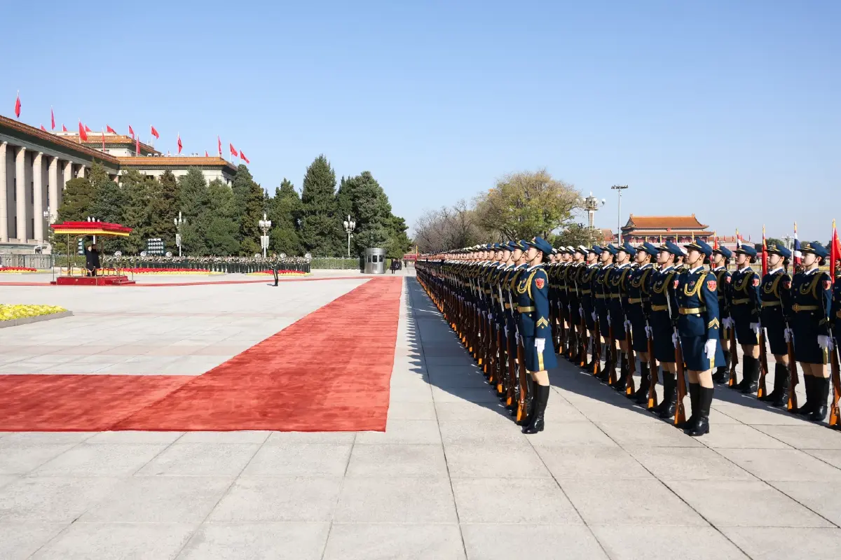 ในหลวง-พระราชินี เสด็จฯ มหาศาลาประชาชน สี จิ้นผิง-ภริยา เฝ้าฯ รับเสด็จ