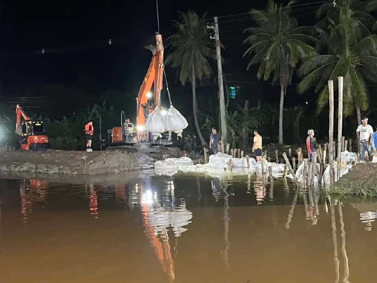 คันกั้นน้ำสิงห์บุรีขาดแล้ว! น้ำทะลัก ต.ต้นโพธิ์ เร่งสกัดมวลน้ำ